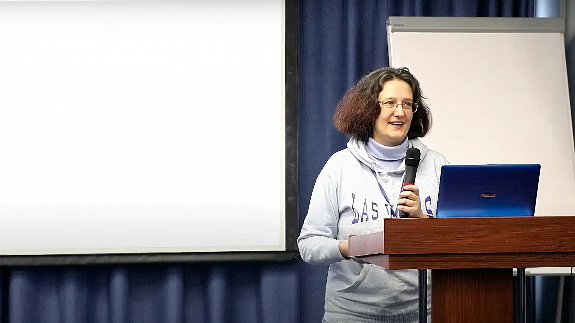 Лиза на конференции.webp